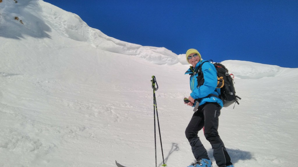 Sophie au début de la descente du couloir, sous la corniche.