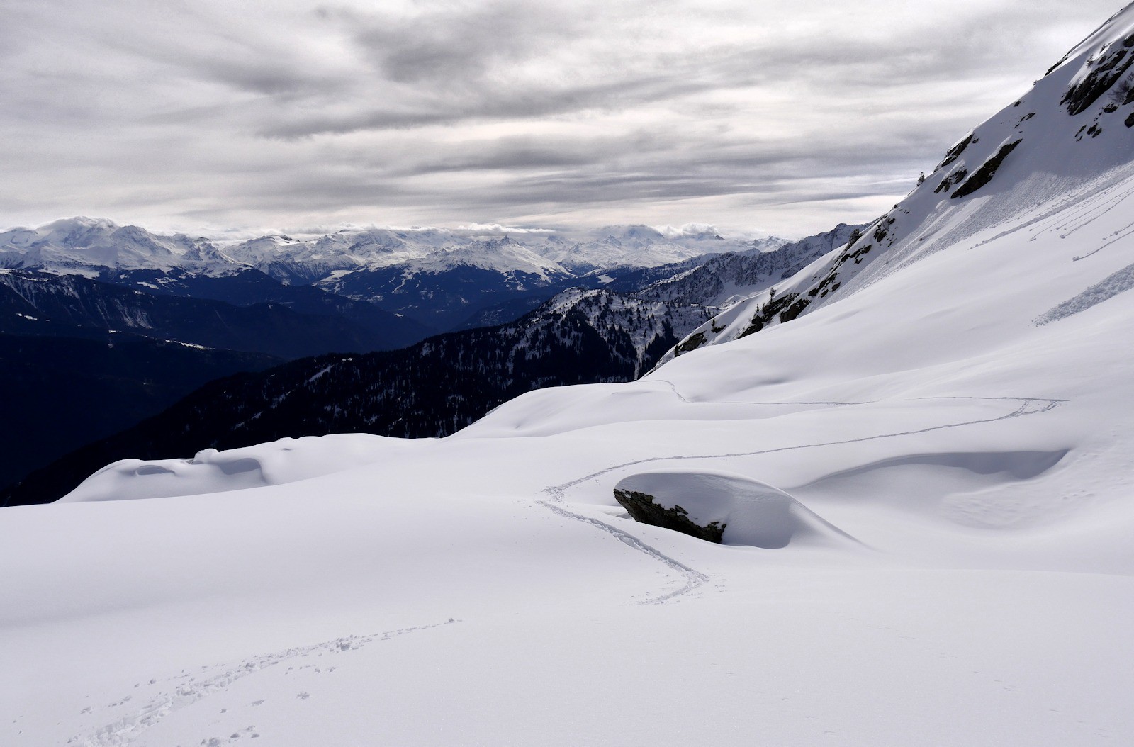 Du coté des cimes et glaciers de la Vanoise, le retour d'Est commence à ennuager les sommets.
