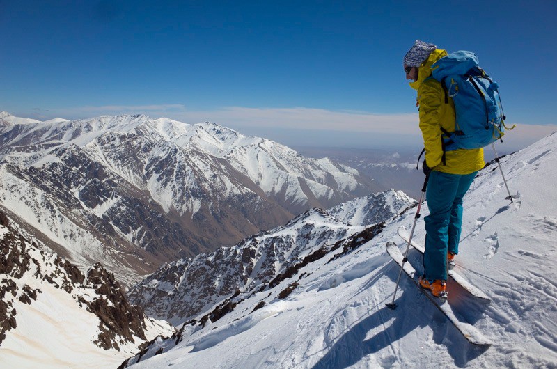 Vue plongeante sur le versant Est, skiable