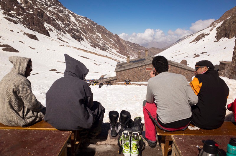 Les guides et les gardiens discutent sur la terrasse