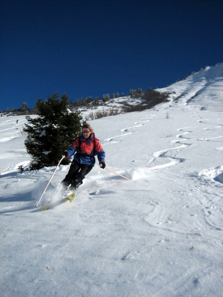 Véro : Véro enquille dans le bas de la face.
PS: au moment où je prend la photo elle racle ses skis sur un joli cailloux!