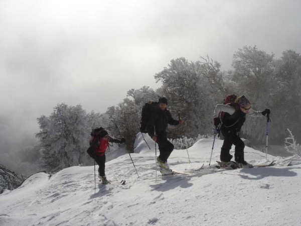 Arrivée de l'équipe au sommet : juste un petit rayon de soleil et une vue d'une seconde sur le paglia orba...