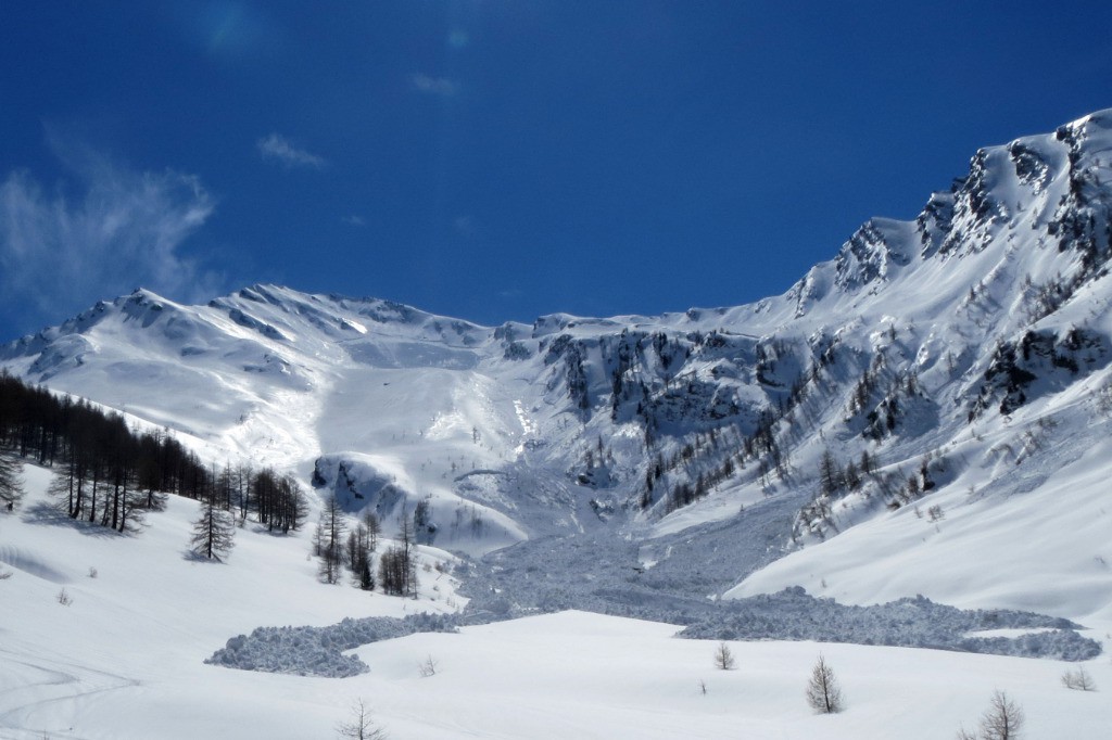 La Mait d'Amunt: avalanche de fond en bas, plaque en haut