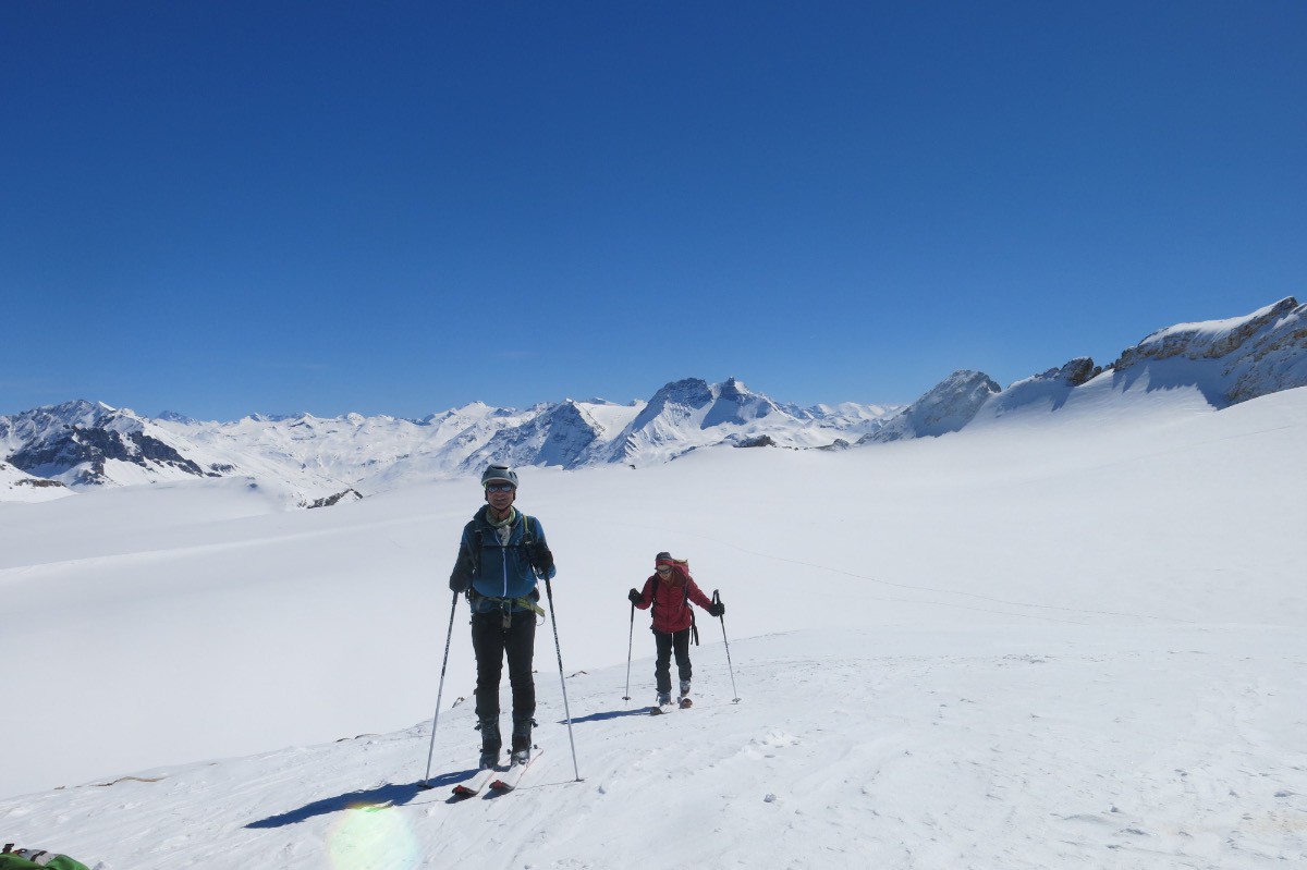 Sur le glacier de l'Arcelin
Berny et Isabelle arrivent au sommet du Dard
