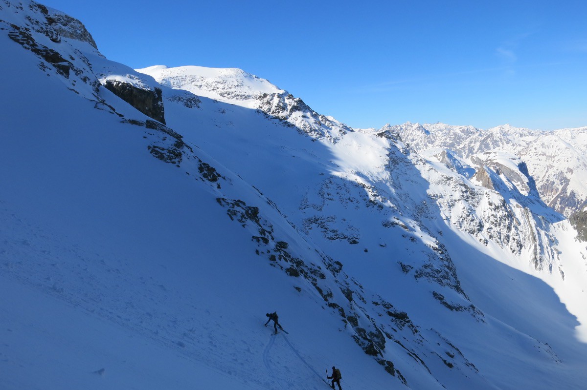 Sous le col de l'Arcelin,  montée à ski jusqu' au col.