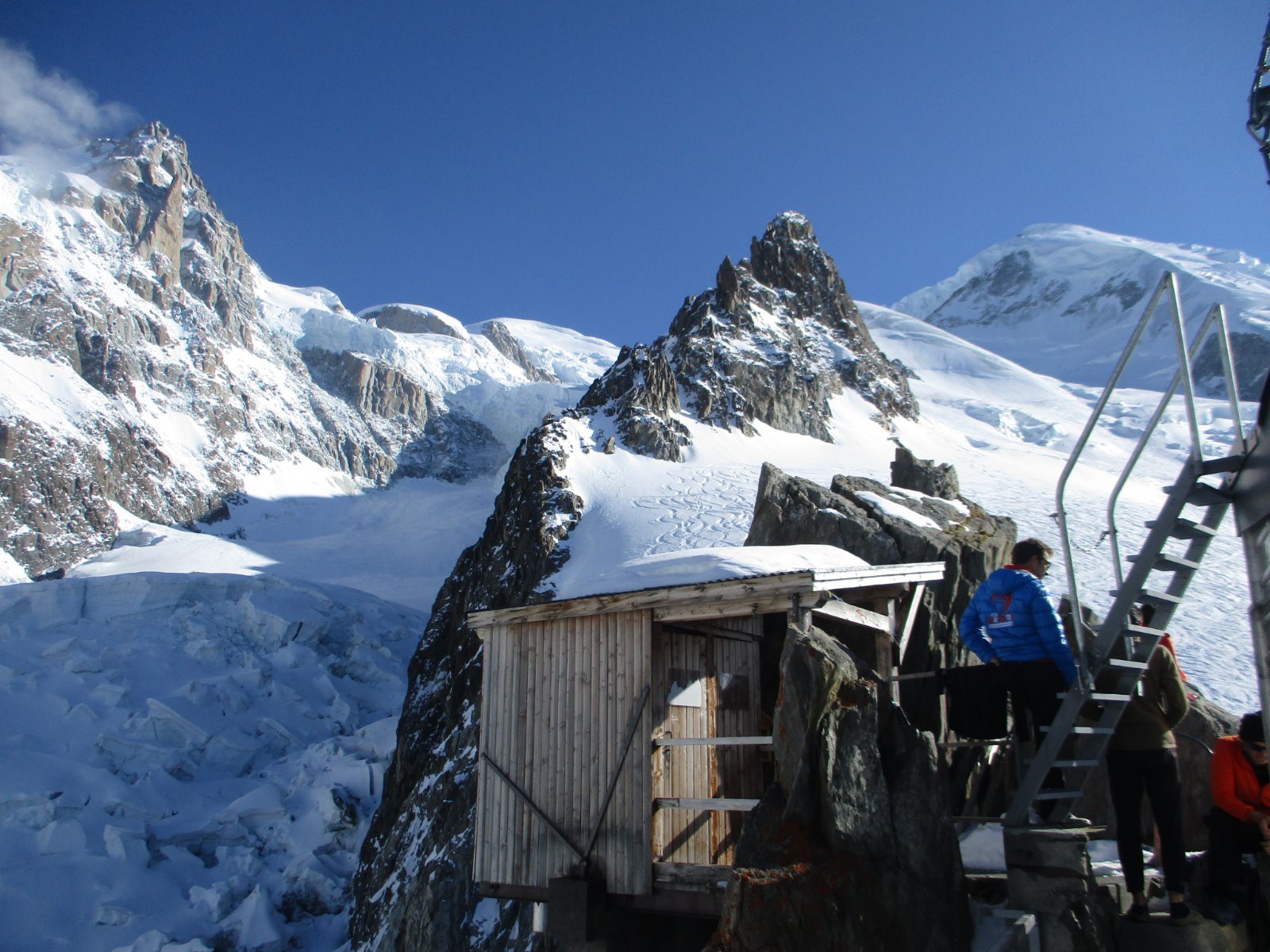 Mont Blanc, Pic Willson ou rocher Pitschner, les séracs suspendus de la pointe bravais et les toilettes du refuges !!!