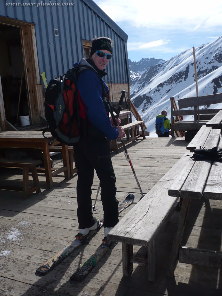 Arrivée sur la terrasse en ski, sans galérer.