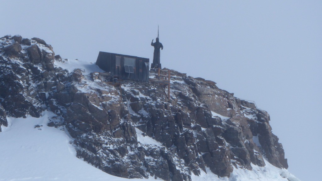 Le Balmenhorn, le bivouac Giordano et la statue du Christ des sommets