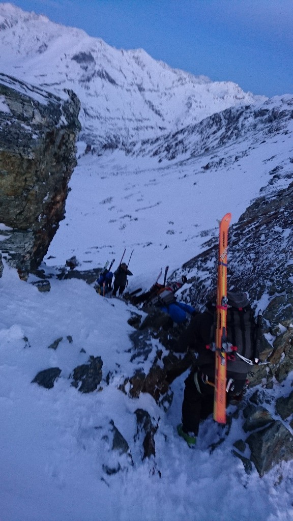 Troisième jour, câbles sous le col de Tracuit