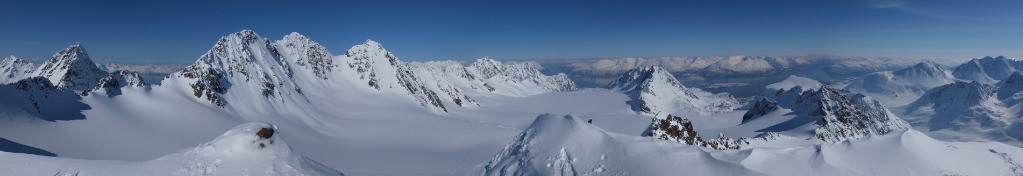 Pano du sommet avec vue sur les 2 fjords délimitant les Alpes de Lyngen