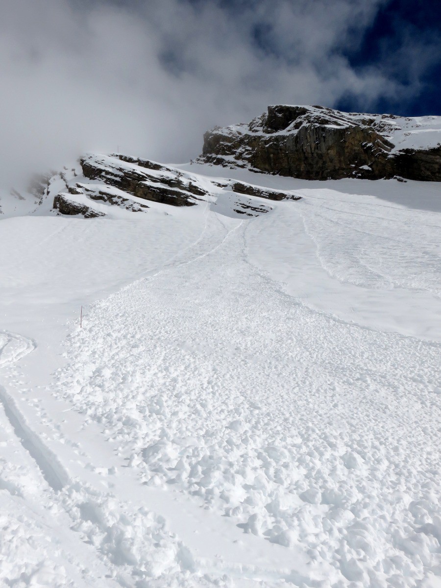 Avalanche descendue jusqu'à sur la piste en rive gauche vers 2250 m