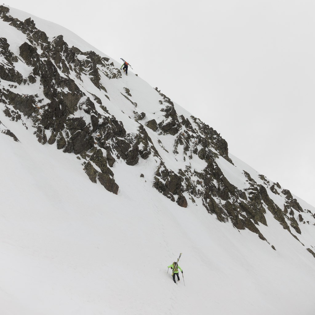 Un peu de grimpe pour gagner le sommet du Tenibres. Et pourtant de l'autre coté ça passe a skis...