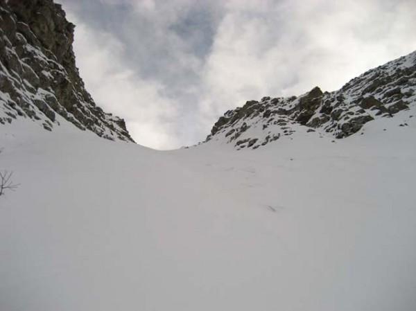 Roches du midi : La sortie du couloir, il reste 50m avec juste de la neige de surface.