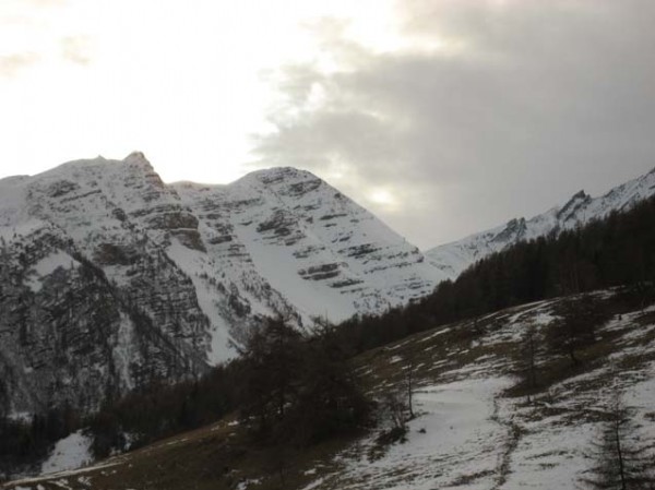 Roches du midi : Vu depuis Albanne, le 2eme couloir, c' est la grande pentee de neige visible ici