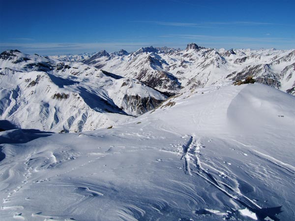 Bassura : Le sommet et au loin Moïse (Oronaye) et les Aiguilles de Chambeyron.