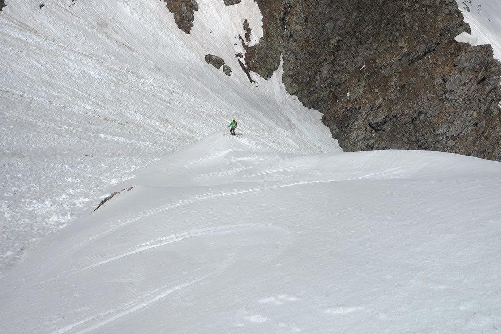 Ski de croupe pour éviter les éboulis d'avalanche du couloir
