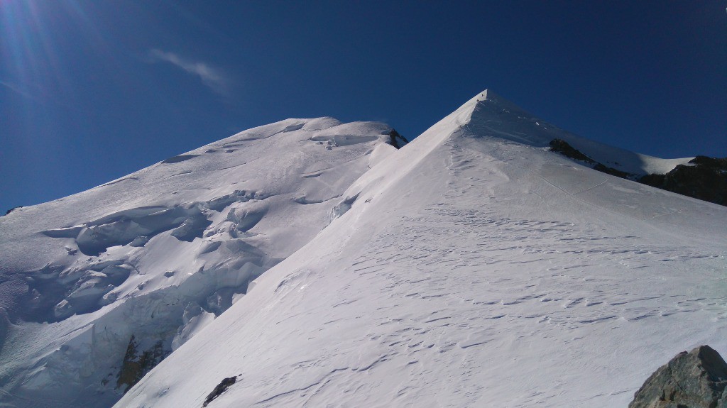 du monde sur l'arrete des bosses menant au Mont Blanc