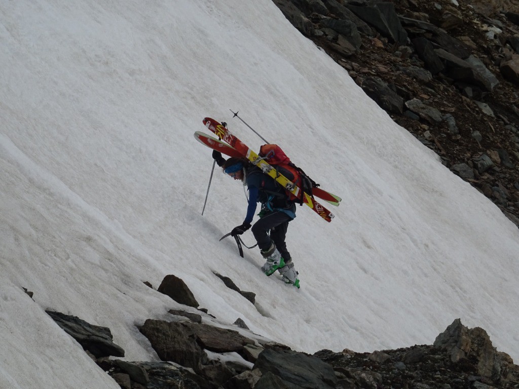 Chacun sa technique au col du Montet : Glad à pied, moi à ski. 
