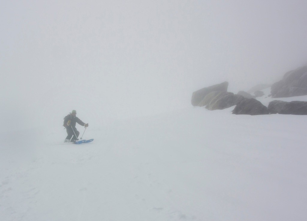 Bonne neige qui permet un bon ski même dans le brouillard