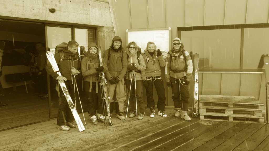 L'équipe au départ de la Punta Indren sous la neige