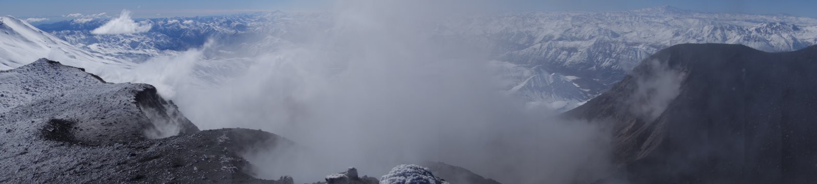 Panorama sur le cratère du volcan en activité