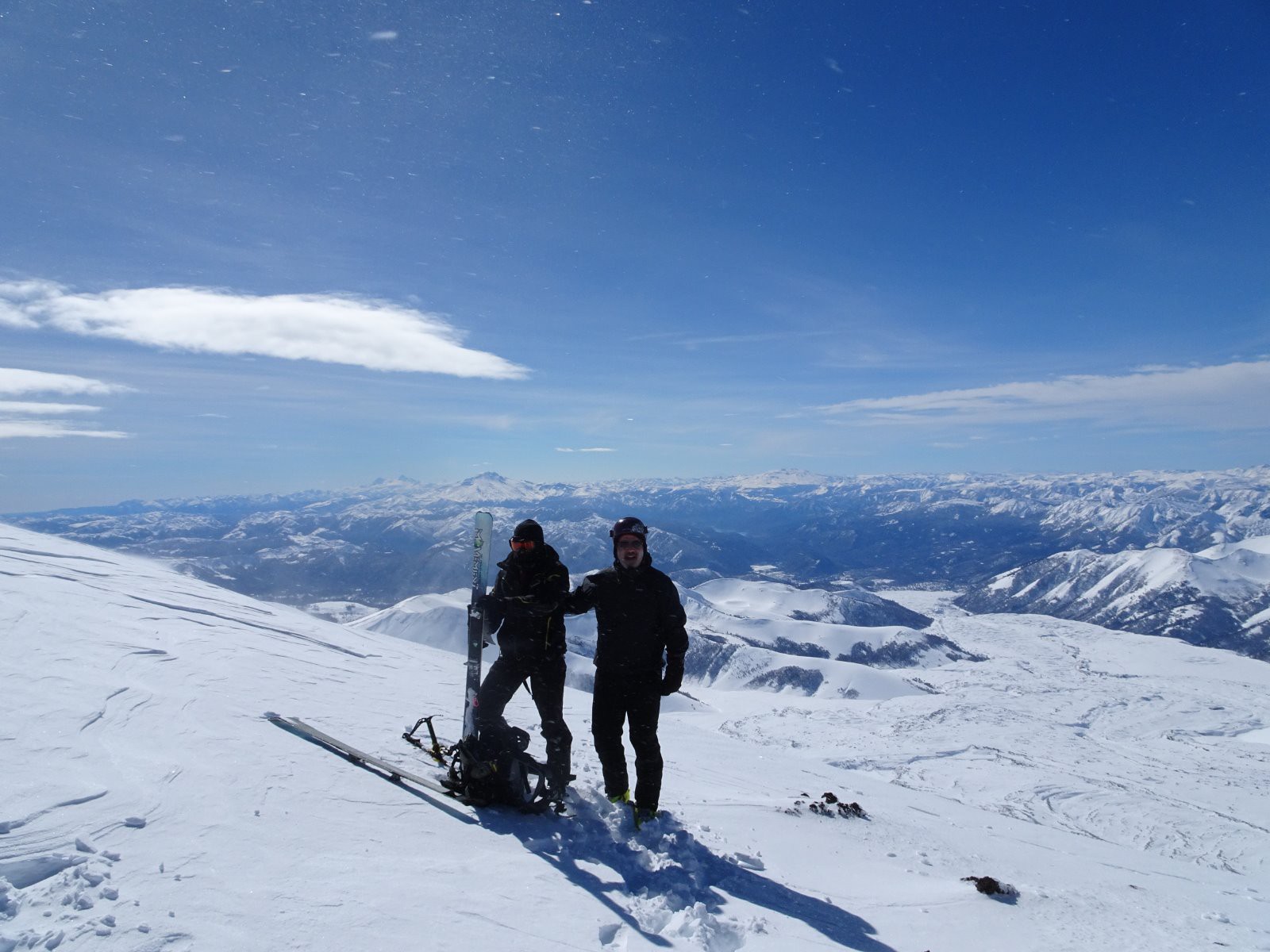 Joël et Didier au sommet avec au fond la Sierra Veluda, volcans Antuco et Calaqui
