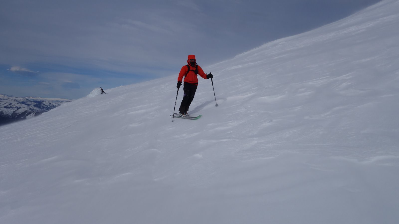 Ski sur de la poudreuse rapportée par le vent