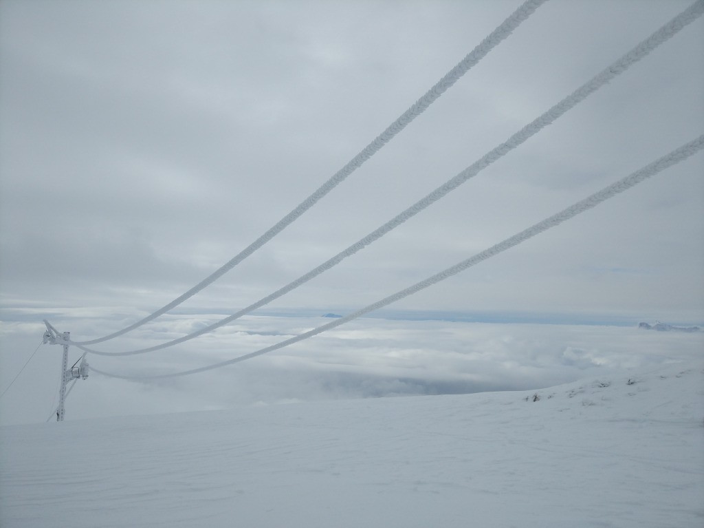 Action du vent avec la neige sur les cables du téléski