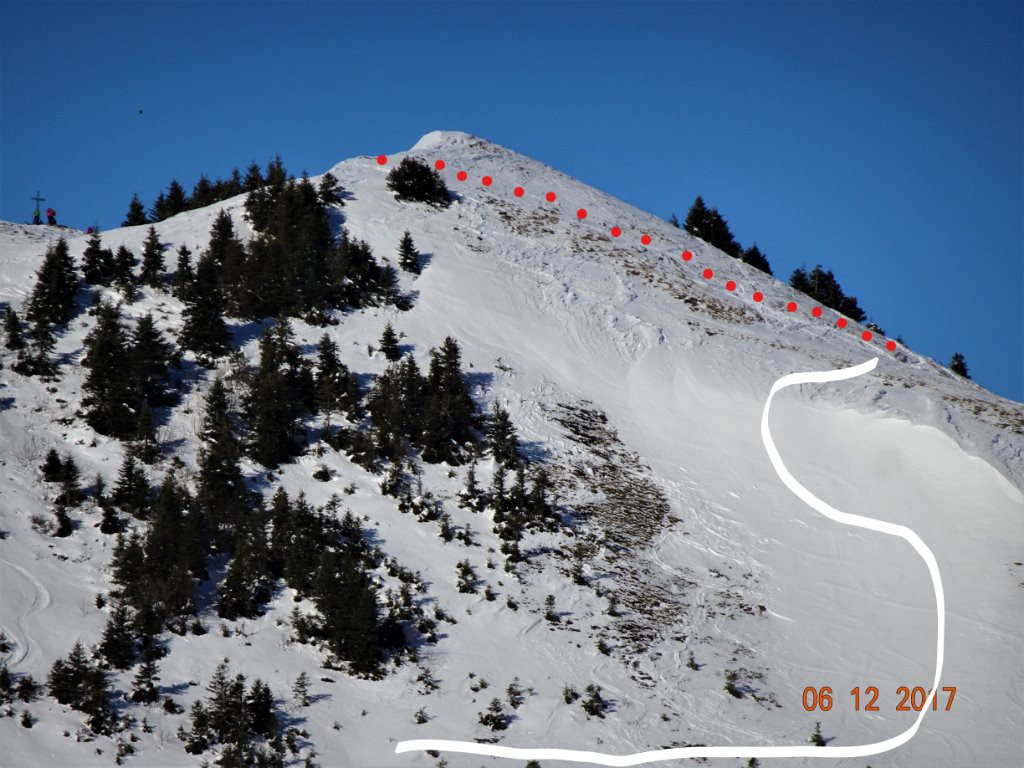 Très probablement la plaque qui a emportée dramatiquement 2 skitouriens sous le petit Som. On distingue la cassure sous le bombé.