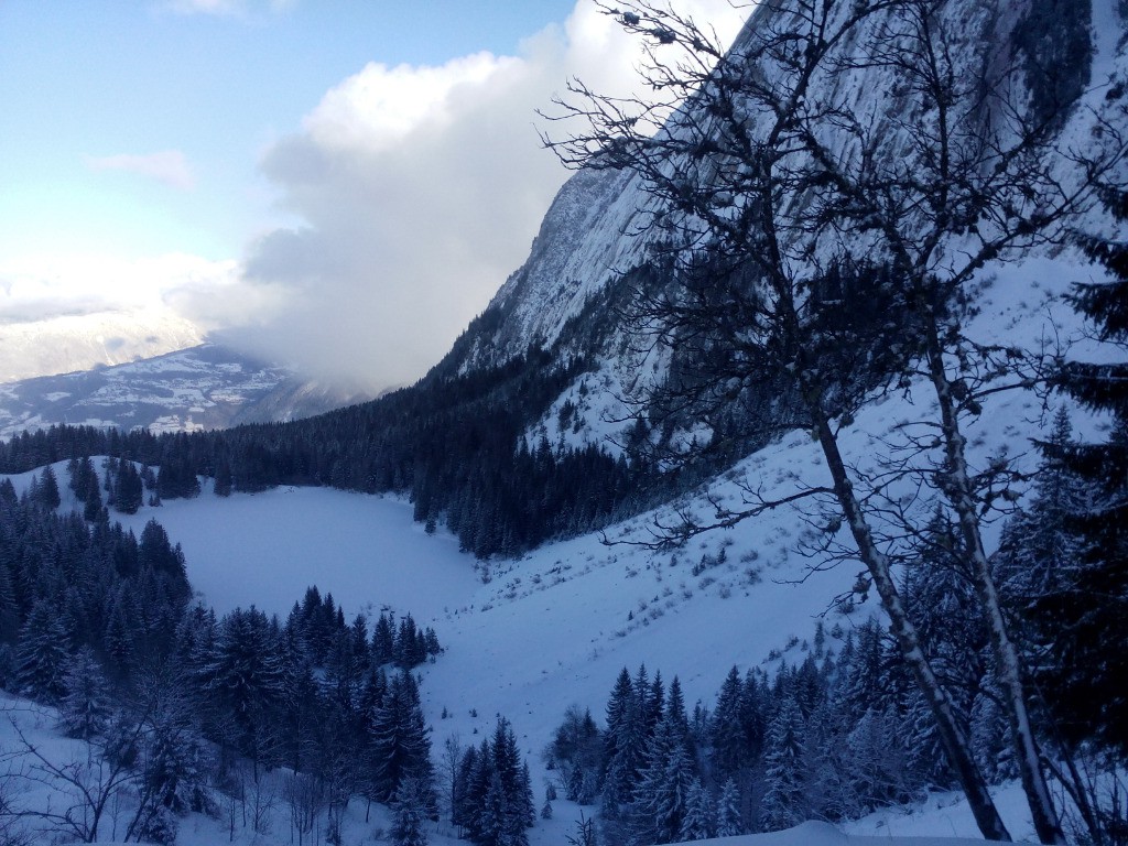 Vue plongeante sur le lac Bénit