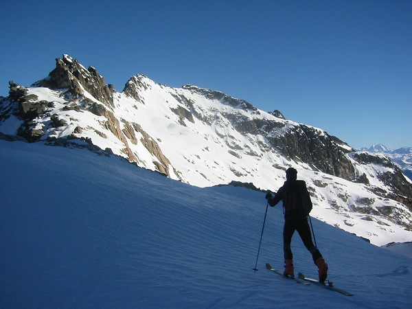Charmet de l'aiguille : Au col de Comberousse, David (et ses vieux skis) file vers le charmet de l'Aiguille