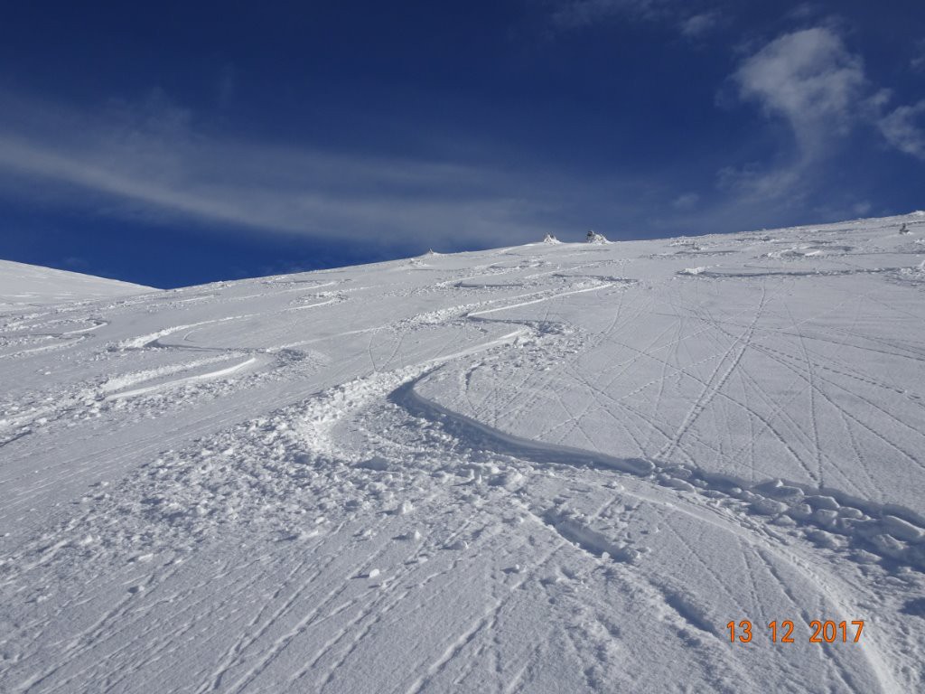 Légère poudreuse sur fond dur dans la combe pour retrouver les sensations d'un bon ski.