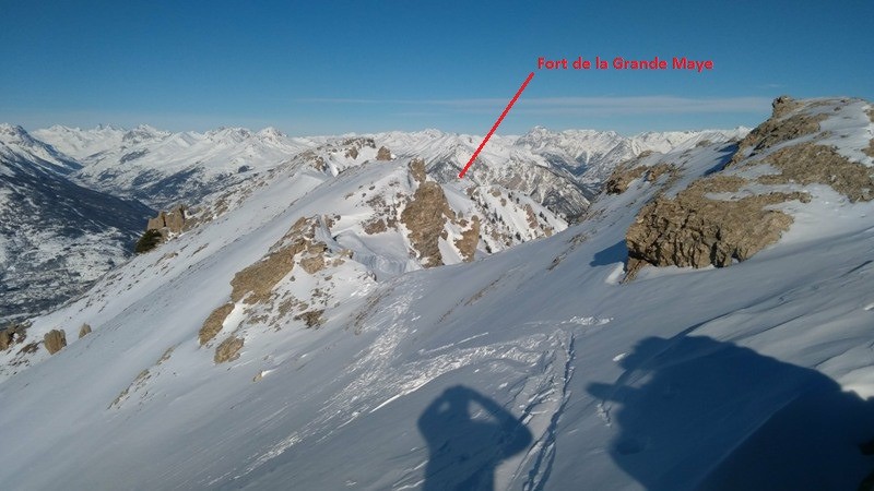 Crête des Granges, vue sur le Fort de la Grande Maye.