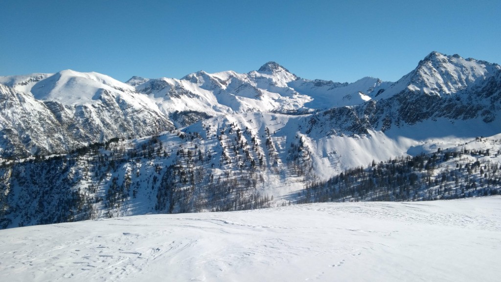 Vue du côté du Rochebrune, du Col de Chaude Maison, la Turge de Peyron est bien balayée par le vent!
