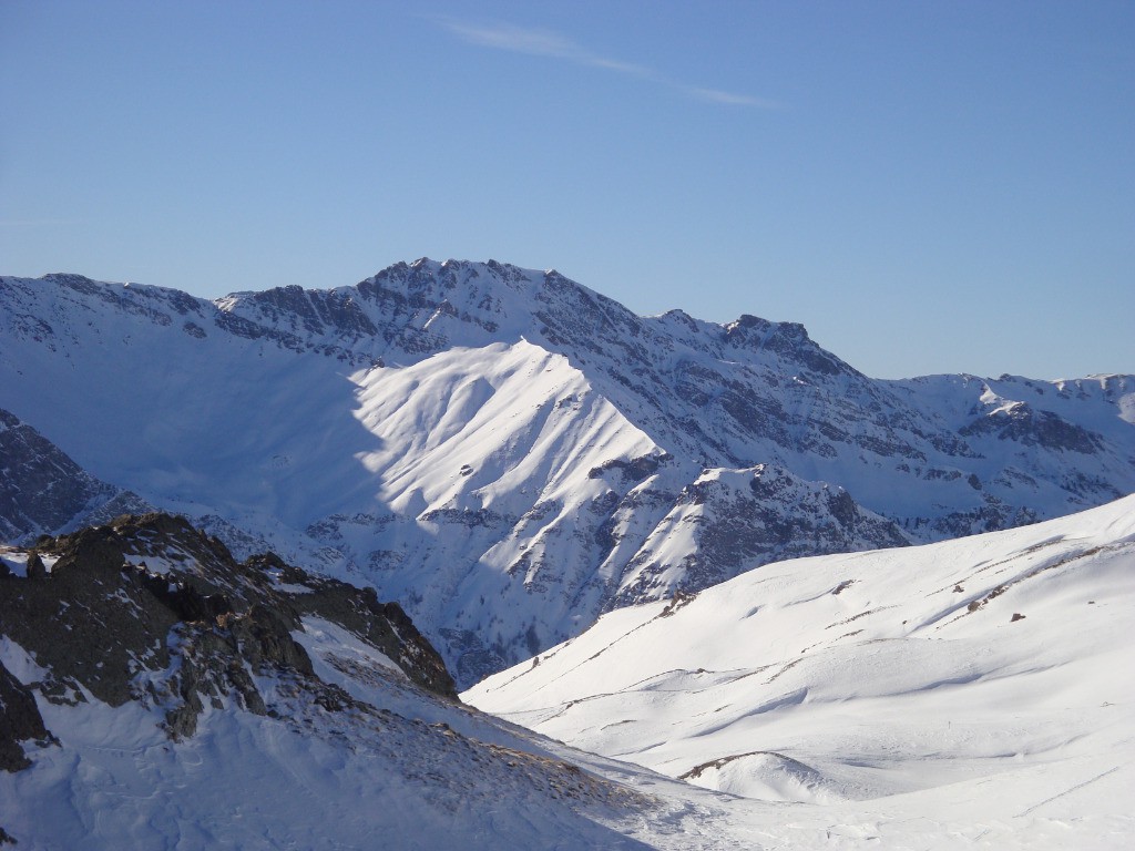 Arête des Marcelettes entre ombre et lumière.