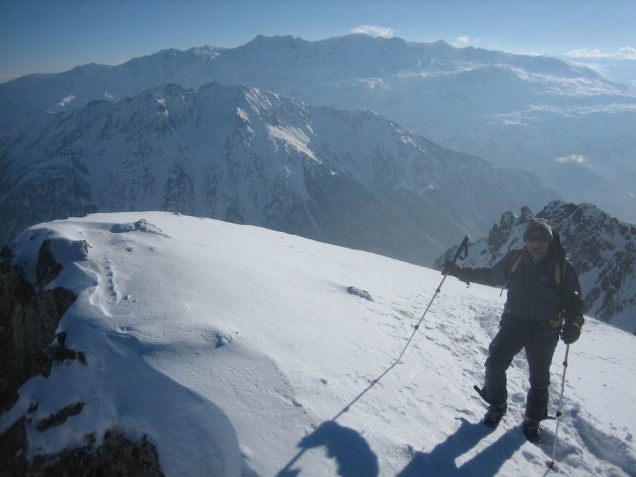 Francois au sommet : Le sommet s'atteint à pied (y'a que Jim qui a tenté à ski........moyen, moyen)