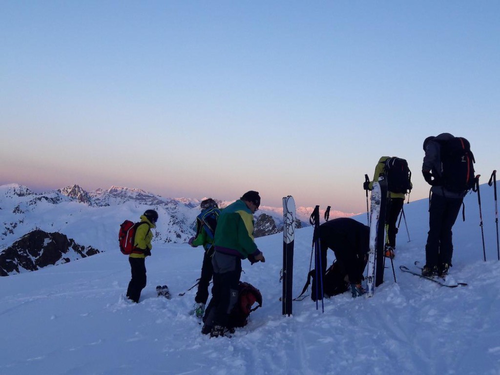 #9 2H après et 900m de plus ds les jambes les mêmes de retour au sommet. Il est 17H avant de plonger vers Vallorcine 2H après et 900m de plus ds les jambes les mêmes de retour au sommet. Il est 17H avant de plonger vers Vallorcine