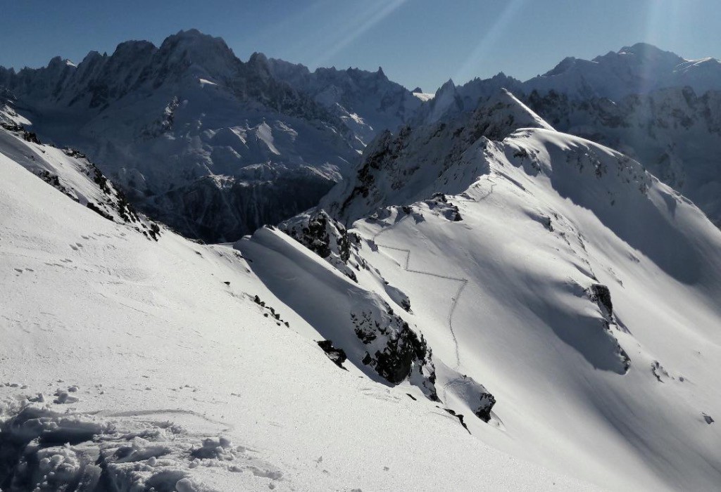 #3 Vue sur le massif depuis le sommet. Des traces pour aller chercher une belle ligne Vue sur le massif depuis le sommet. Des traces pour aller chercher une belle ligne