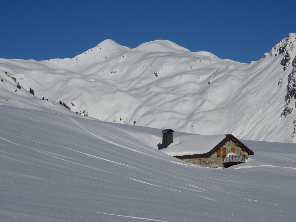 Le chalet de Lachat dans de beaux champs de neige...