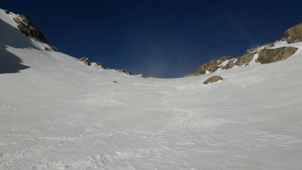 Bonne neige dans la descente du sommet à la foret