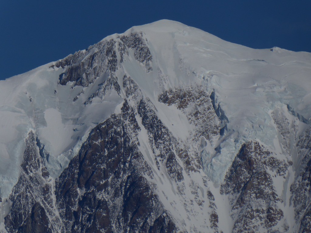 Zoom sur le Mt Blanc avec pas mal de glace vive sur les pentes raides!