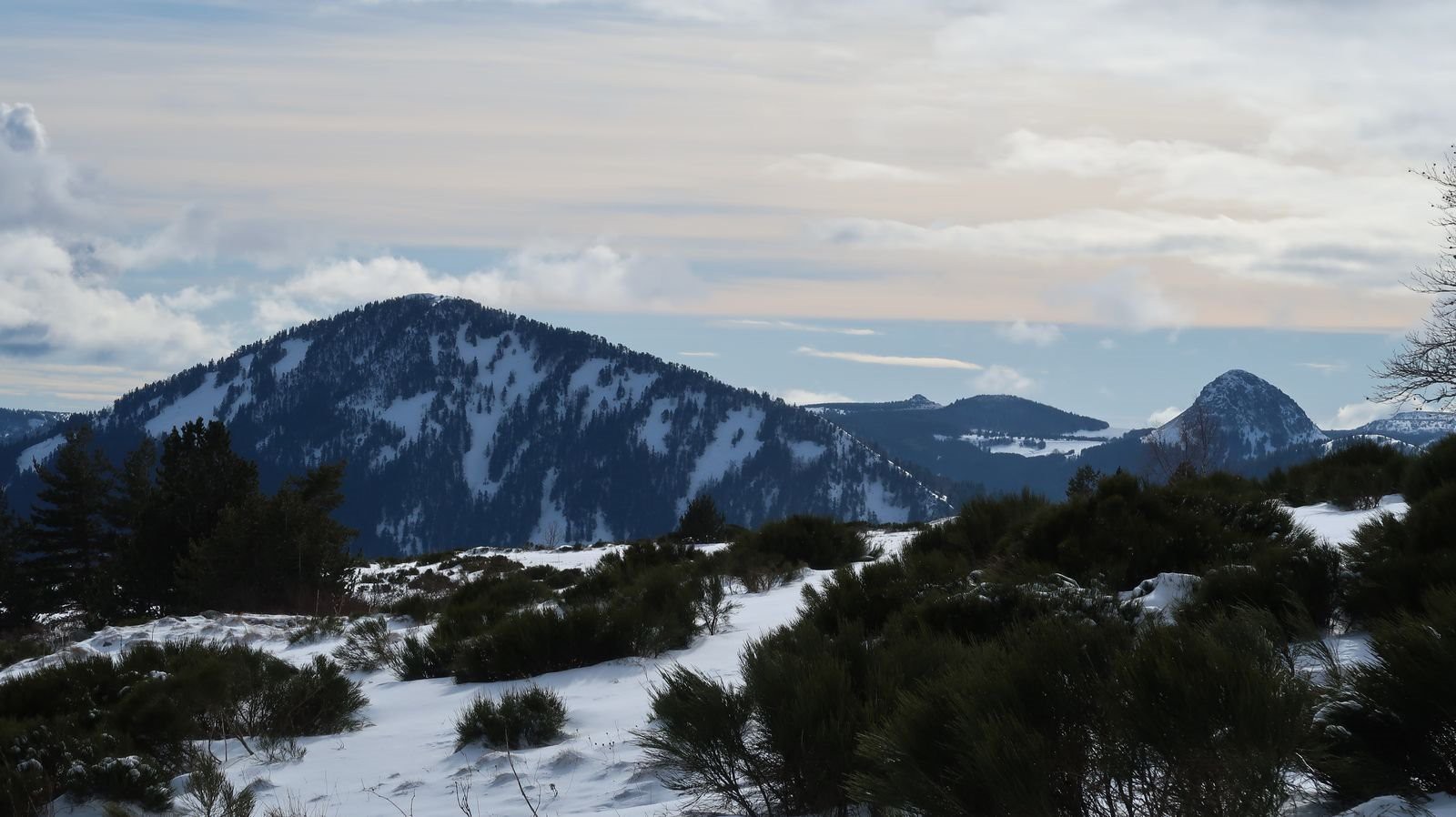 Au loin d'autres pentes