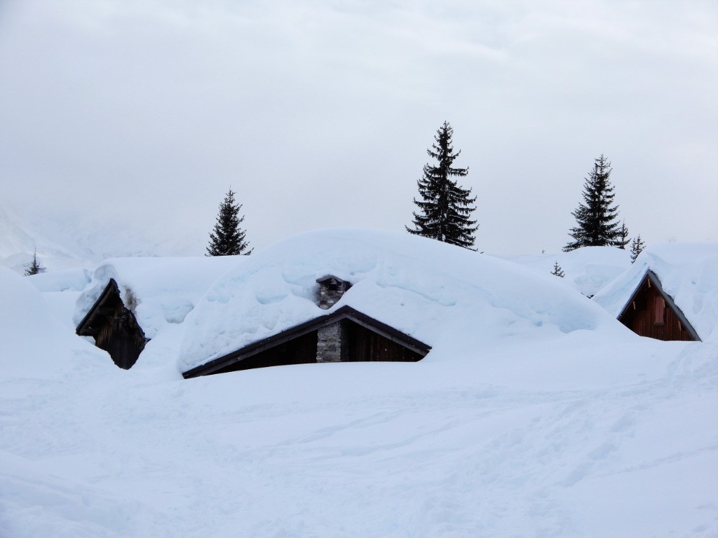 Le hameau des Ayères est pratiquement enseveli sous la neige.
