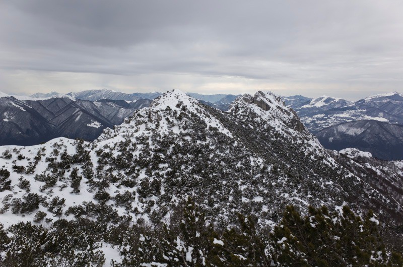 Vue du sommet sur Il Torrione et le Monte Generoso