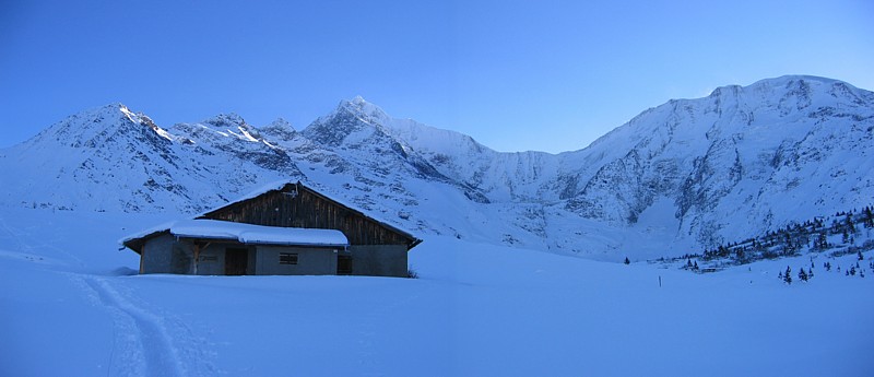 Chalet du Truc : En arrière plan de gauche à droite : arête de Tricot, aiguille de Tricot, Aiguille de Bionnasay, col de Miage et Dômes de Miage.