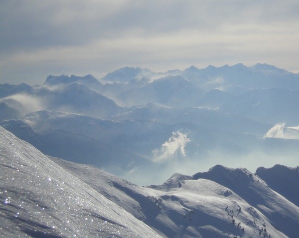 Pécloz : Chasse-neige sur les crêtes de Belledonne.