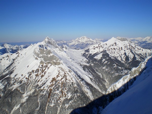 Pécloz : Vue sur l'intérieur des Bauges depuis l'arête sommitale.
