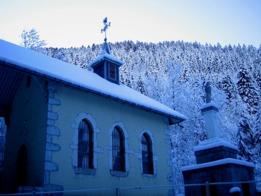 la chapelle ND de Bellevaux : Au fond du vallon c'est encore l'hiver : le givre est très agréable à skier.
