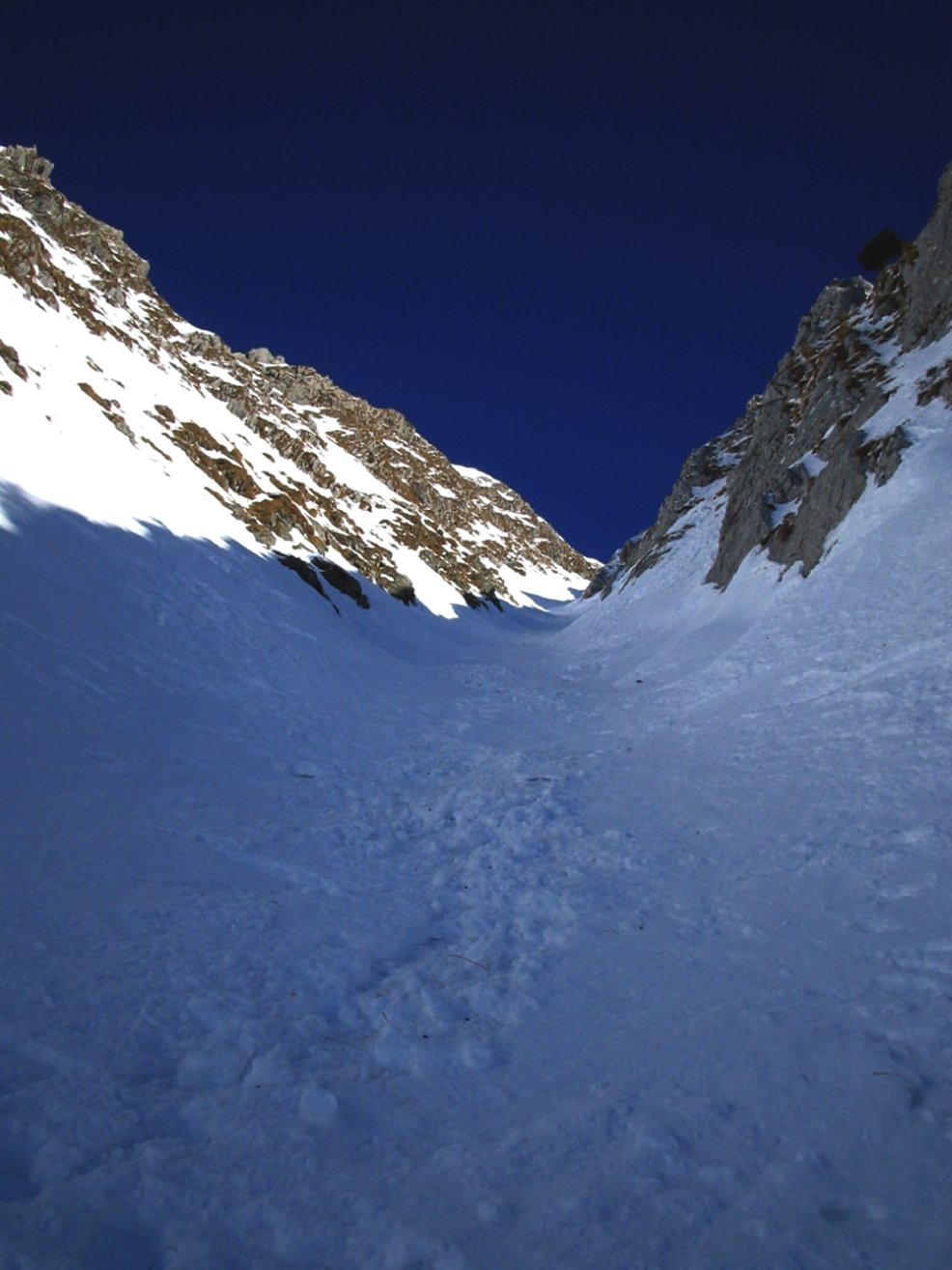 couloir SW : La partie en neige dure : le haut du couloir n'est pas cassant, il est même bien lisse donc doit être agréable à skier