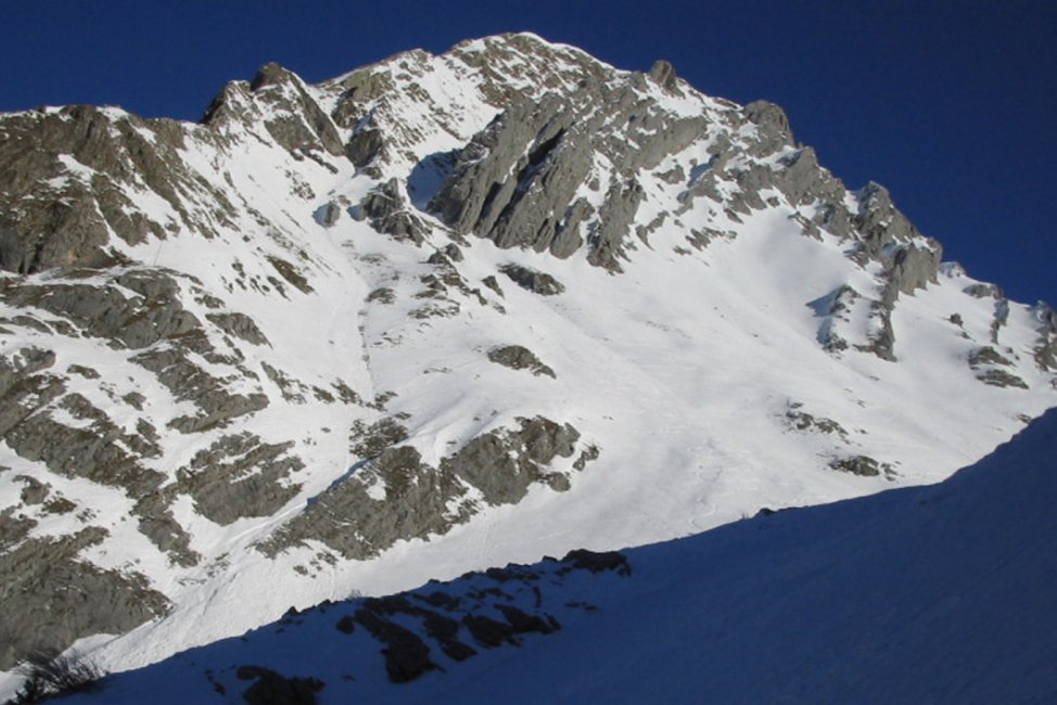 face sW : L'entrée du couloir SW est dans l'ombre au milieu de la face. Les chamois de Mickaël sont toujours pas très loin du couloir...